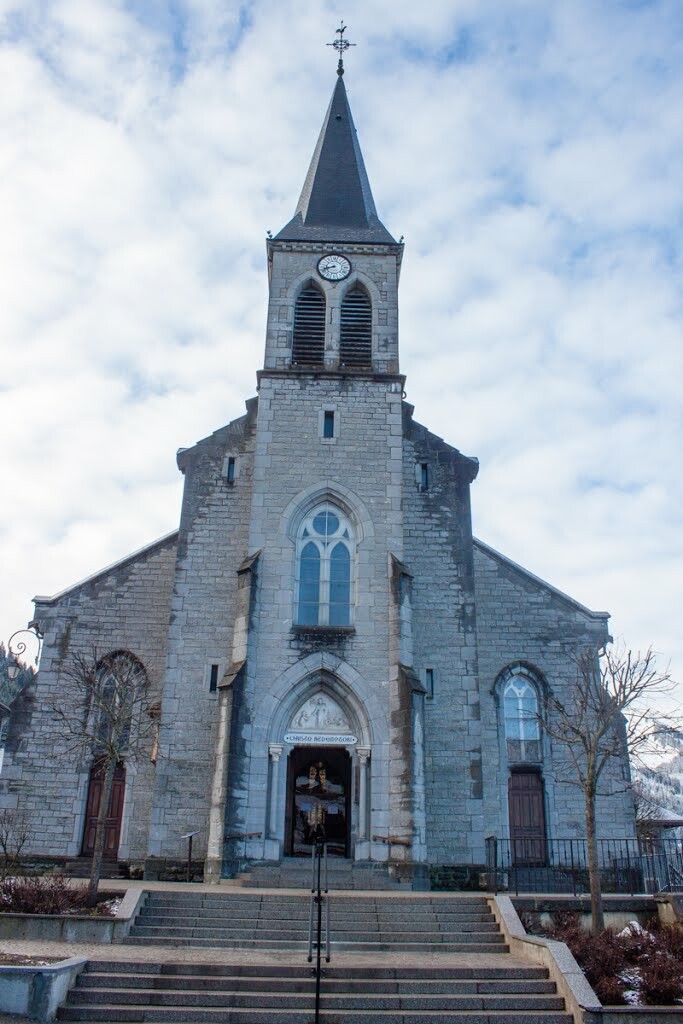 Place de l'église à CHATEL 74390