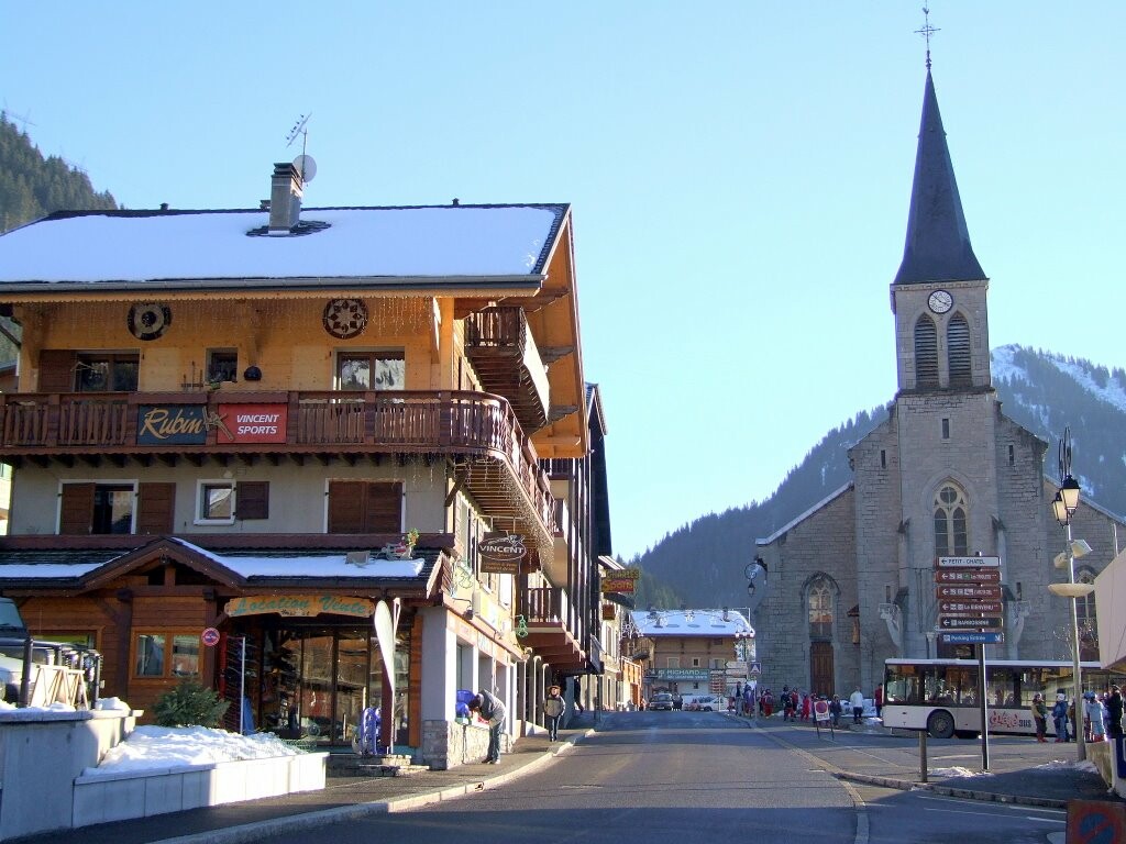 Place de l'église à CHATEL 74390